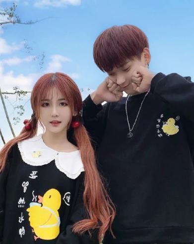 杨清柠身穿粉色家居服太可爱但肚子却意外抢镜网友怀孕了