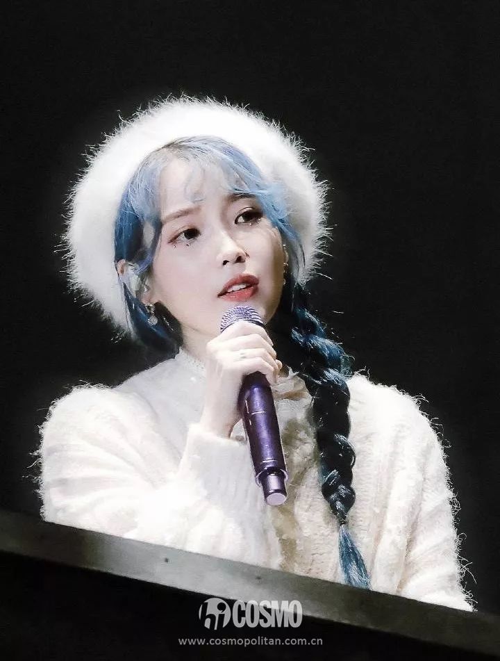 除了毛毡款,iu示范的蓝发和马海毛贝雷帽可是自带美颜效果的玩法哦,连