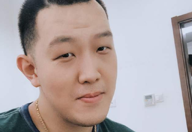 《庆余年》演员妆容有多夸张?程巨树剧中长相恐怖,卸妆后成90后小鲜肉