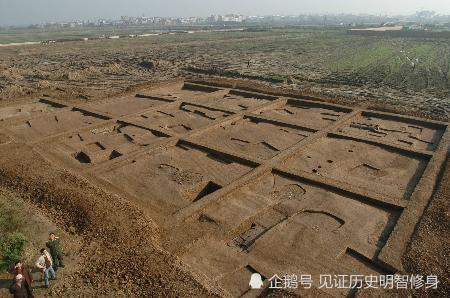 1978年,在邢台北面大约70公里处的西张村发现了一座西周中期墓葬.