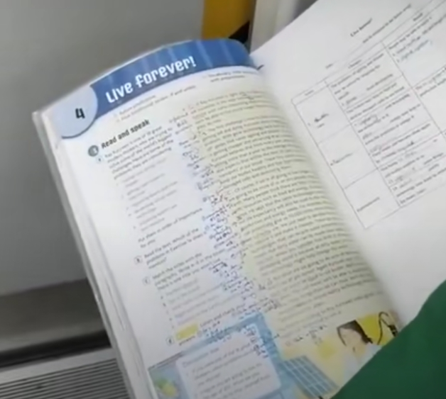 高一男生地铁狂背英语称只考了120分压力太大网友优秀