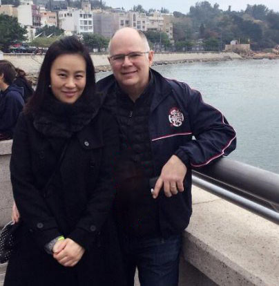 53岁邬君梅罕见晒照,穿皮草大衣优雅贵气,外籍丈夫穿皮衣好儒雅