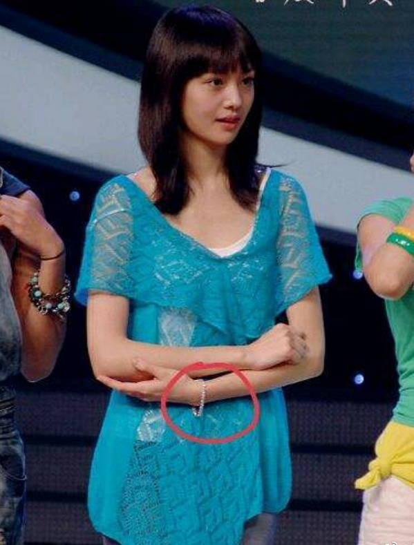 郑爽张翰隔空"撒糖"?戴同框手链现身,网友纷纷喊话期待世纪复合