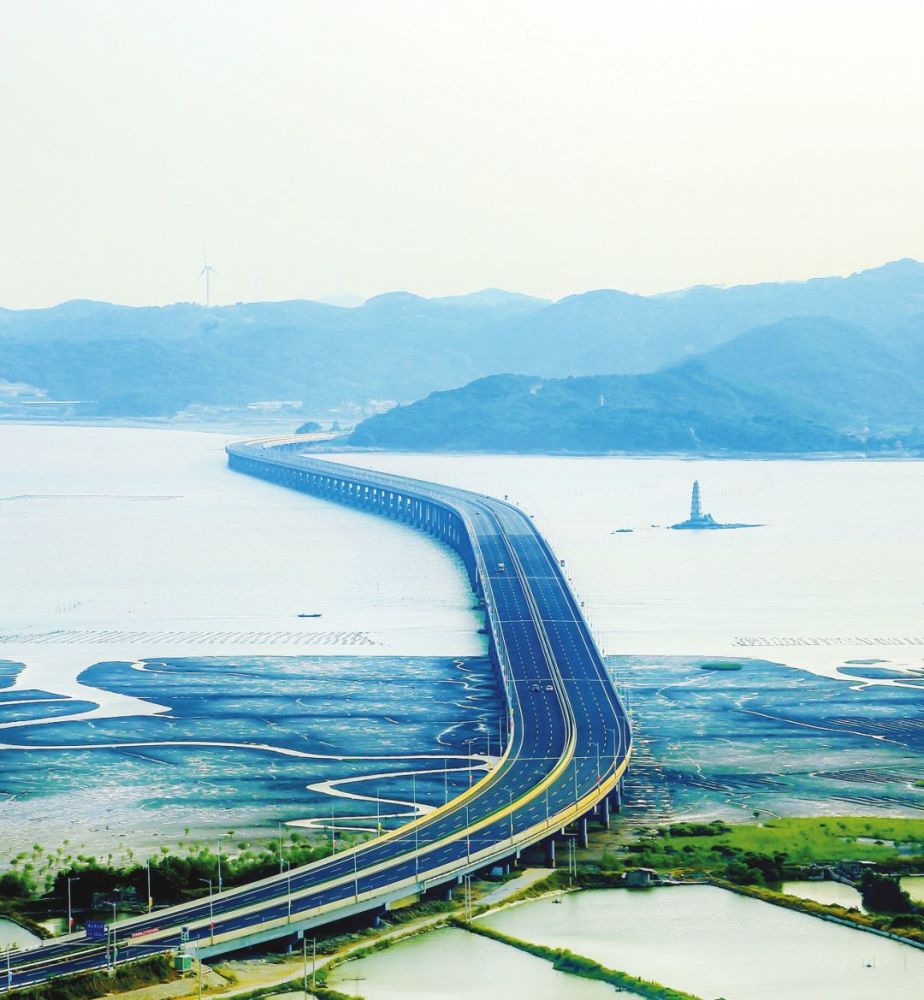 曾几何时长龙卧银波 一手擎云霄一手握漳浦 自蔚蓝江面升起 望海的湾