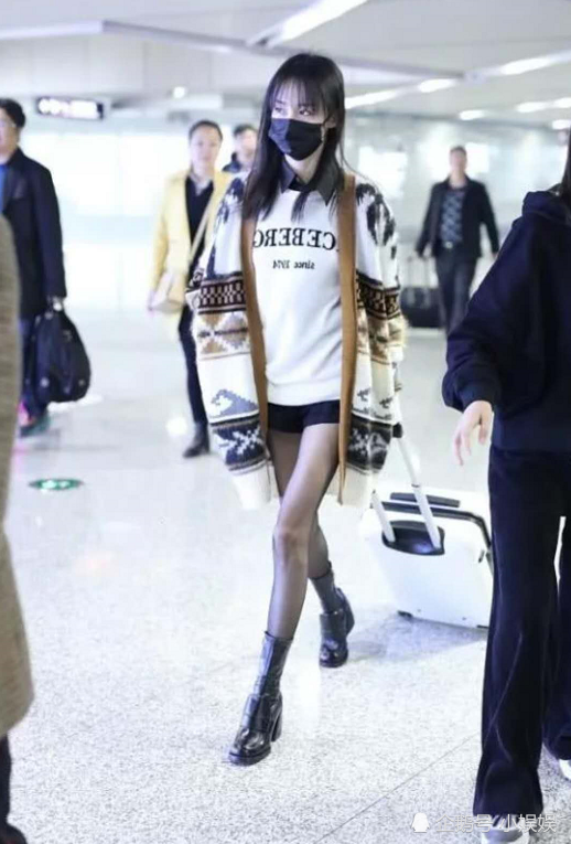 郑爽首次挑战黑丝袜,变身性感妹子,腿却瘦的恐怖