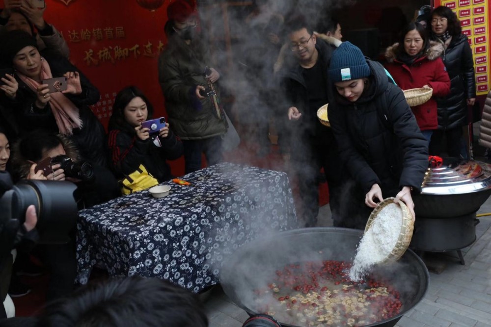 的腊八童谣,村口,旱船,跑驴,二鞑子摔跤等延庆传统民俗表演轮番上演