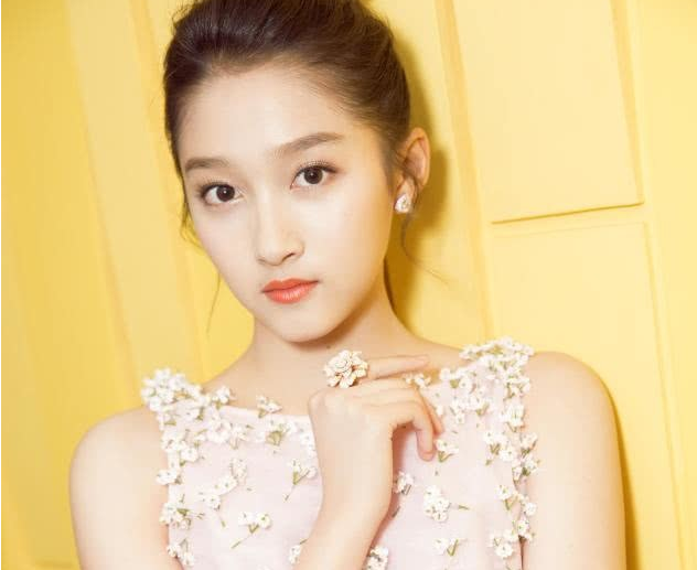 本是亲姐妹,关晓彤被父母捧成一线女星,亲姐姐却默默卖拉面