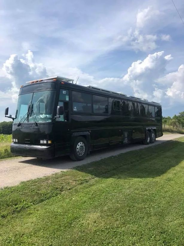 真人版《飞屋环游记》,英国夫妇花1万元买下公交车,改造成房车周游