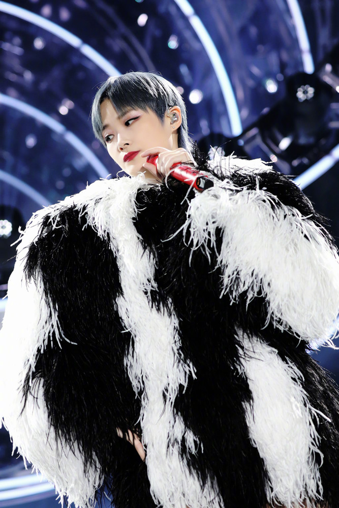 李宇春跨年晚会太惊艳了多个舞台造型越发时髦十足国际范