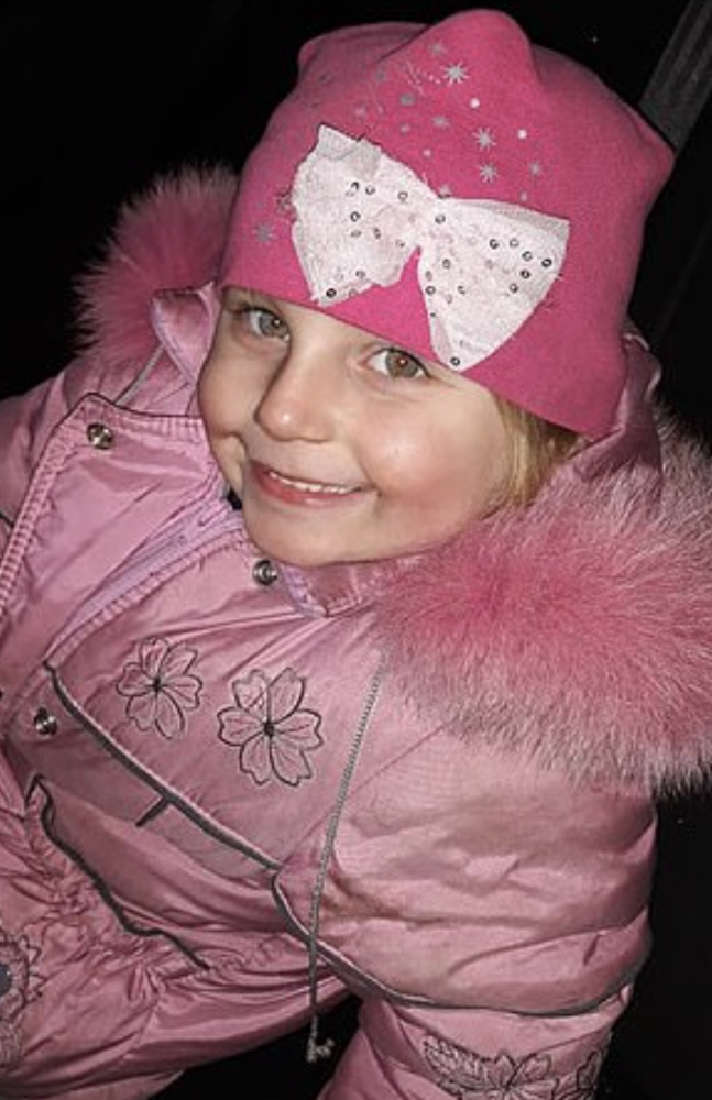 男子从孤儿院接回女儿后又将她遗弃在垃圾场,女孩靠吃剩饭生存