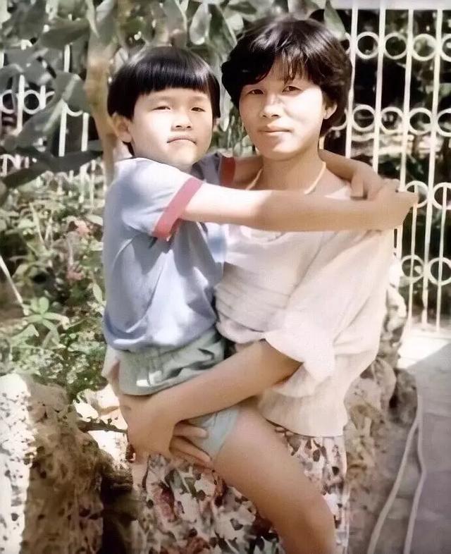 周杰伦|周杰伦晒妈妈近照，身着连衣裙抱宠物端坐气质佳，被儿子猛夸时尚