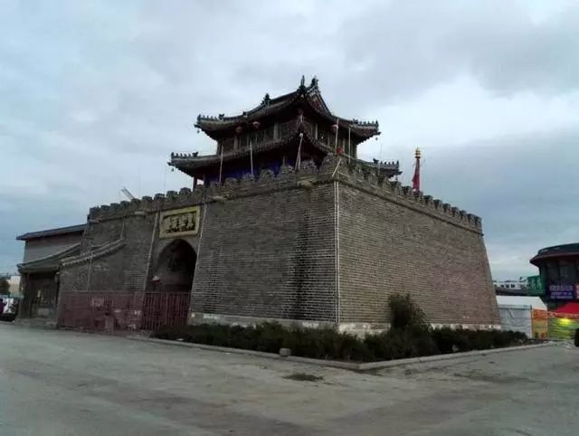 始建於遼代(顯州),金元時置廣寧府,明置廣寧衛,為九邊重鎮之一的遼東