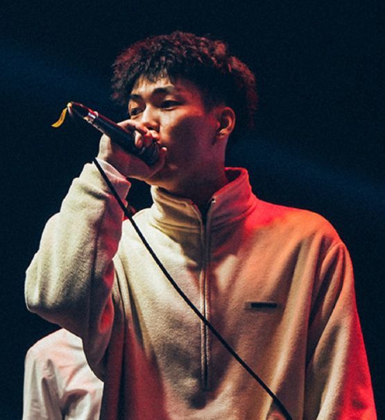 获得了"人形炸药"的称号,也让中文说唱史上从此少不了李京泽这个名字