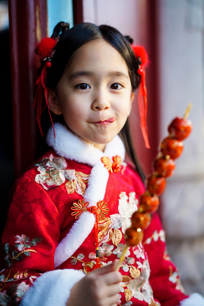 第二个场景,是小女孩拿着冰糖葫芦的抓拍.