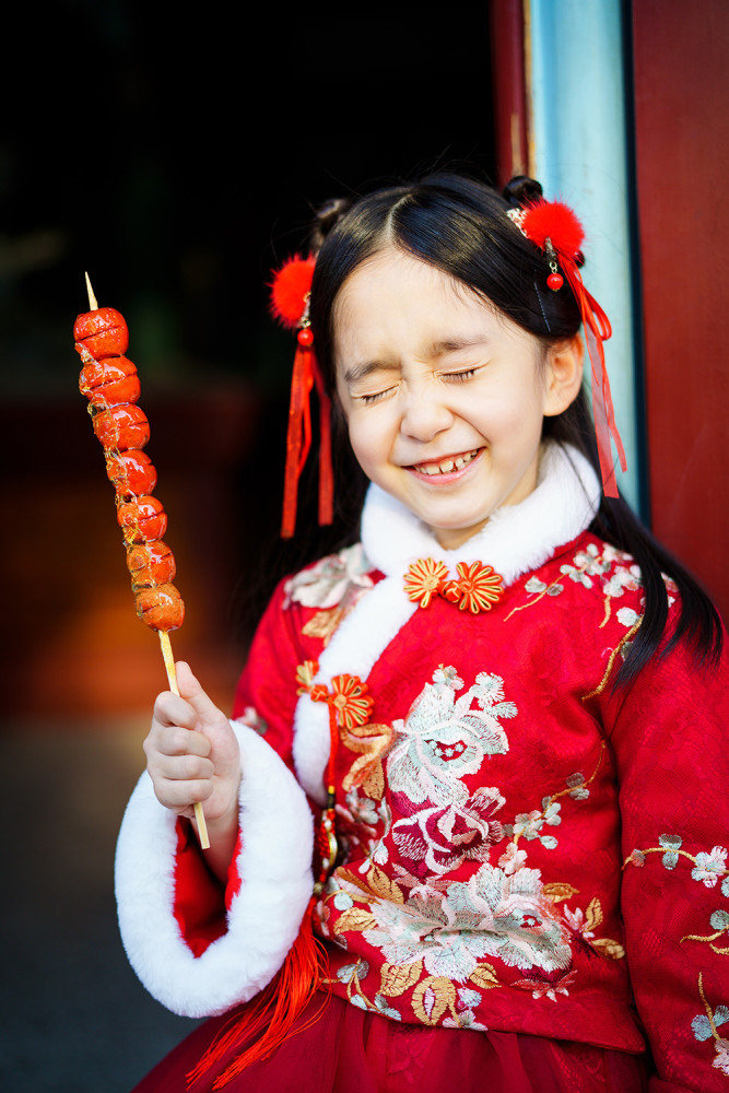 第二个场景,是小女孩拿着冰糖葫芦的抓拍.