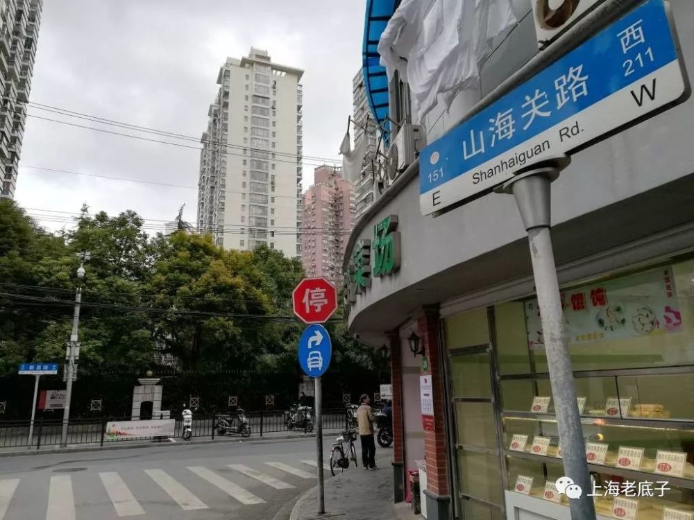 南起南京西路,经凤阳路,北京西路,青岛路,山海关路,新闸路,北讫南苏州