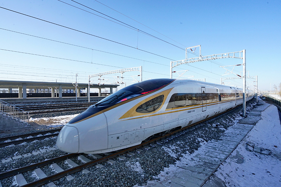 g2505次列车驶离张家口站.