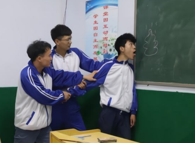 老师"点你名"上黑板默写,基本是为"这3事",别被蒙在鼓里!