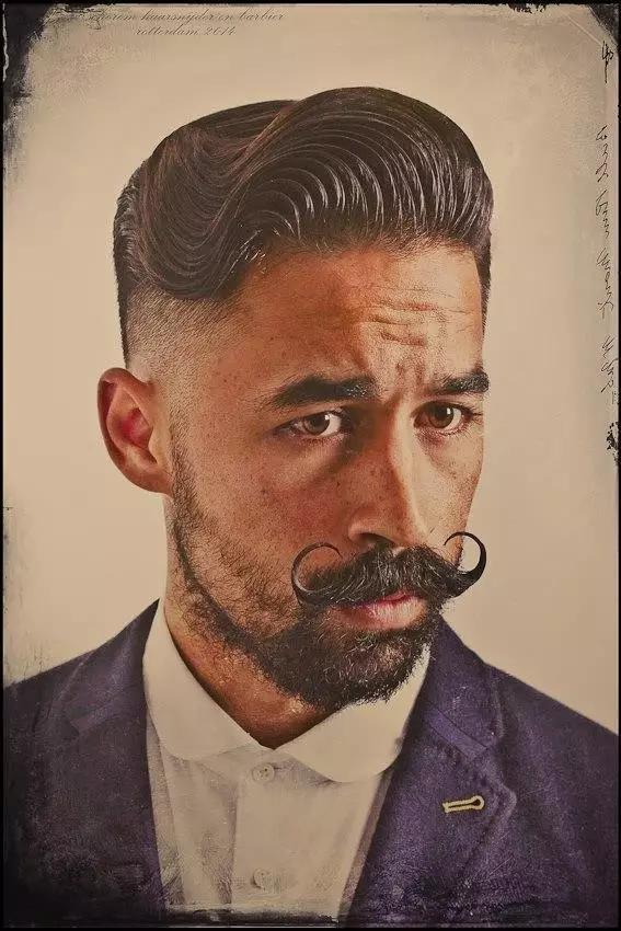 一群混混开了一间理发店,女士止步,只剪大背头,拽出了新高度