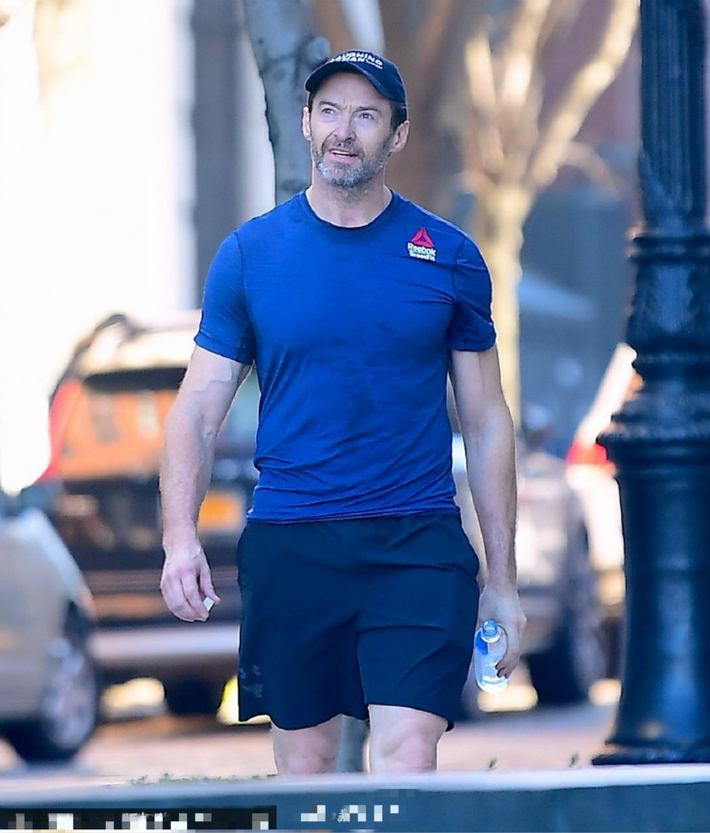 金刚狼休杰克曼寒冬穿夏装外出腿太吓人硬汉老了