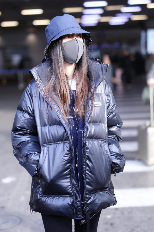 杨颖黑色look亮相机场穿羽绒服配牛仔裤纤细美腿太令人羡慕了