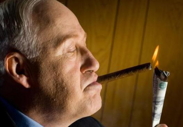 心理学:一个正在堕落的人,往往会出现3个迹象,很多人视而不见!