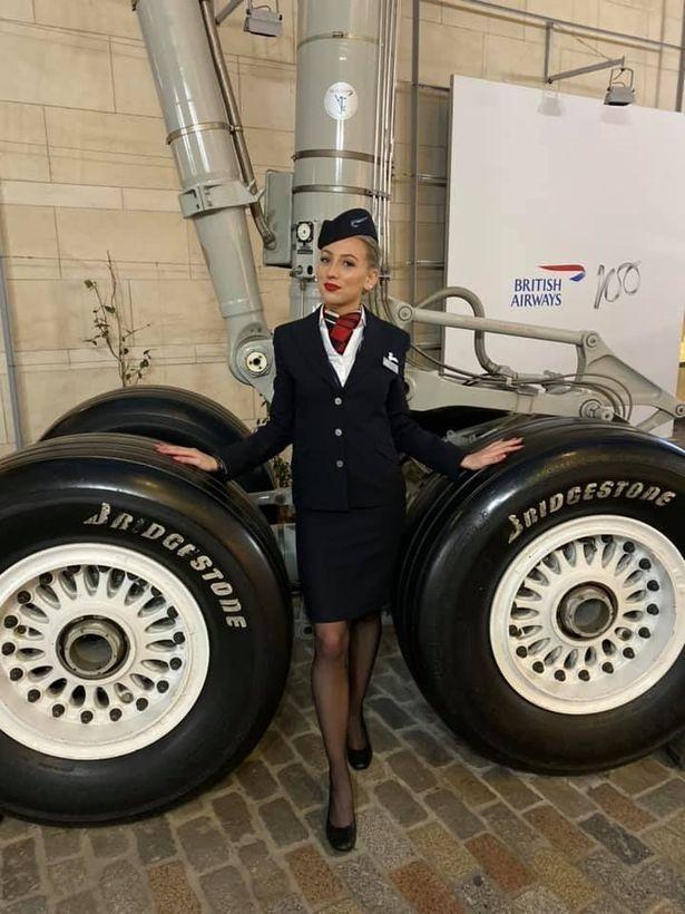 英国跨年夜机场车祸遇难空姐照片首次曝光几周前刚参加工作