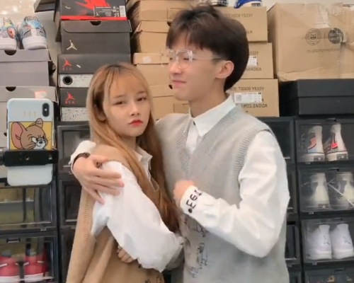 陈三被曝已与玲玲恋爱2年多,看到他的微博简介,才知他多不靠谱