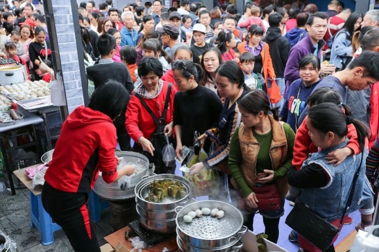 上万游客涌入珠海斗门美食节开幕区长下厨做白切鸡