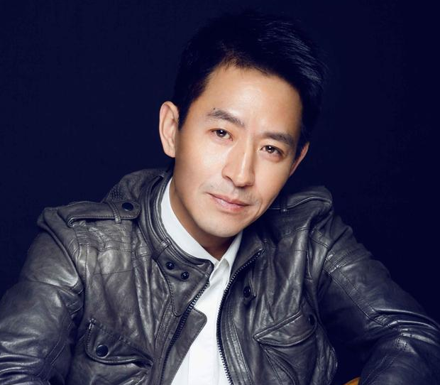 45岁郭晓冬"隐藏"多年的亲哥,与其相似不算,还是