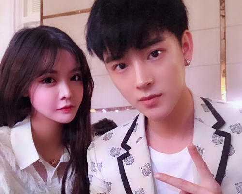 曹司令为撇清与韩安冉关系在微博晒女生合影两人站位太抢镜