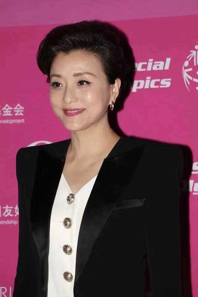 杨澜又穿西装亮相,配微喇叭裤显瘦又显高,51岁穿衣搭配太有品味