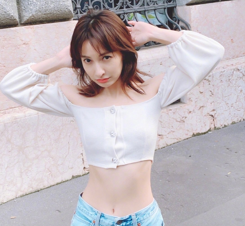 吴昕的"懒人身材"有多迷人?穿上3岁小孩的衣服,5cm马甲线a爆了