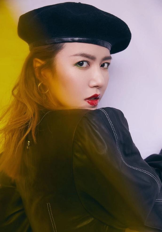 谭维维亮相四川卫视花开天下新年演唱会