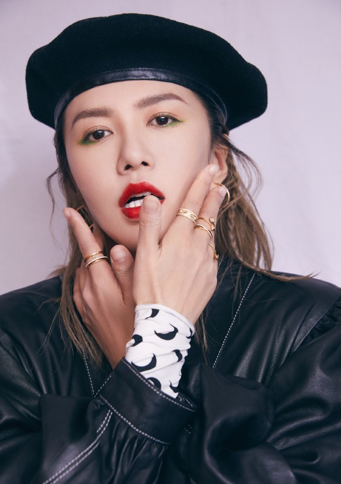 谭维维亮相四川卫视花开天下新年演唱会