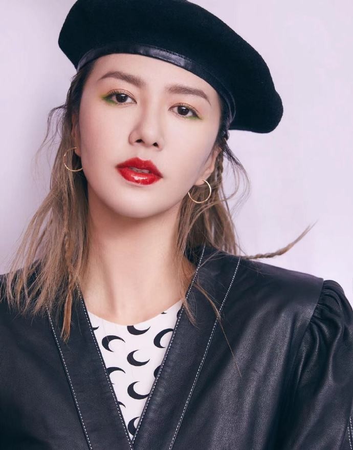 谭维维亮相四川卫视花开天下新年演唱会