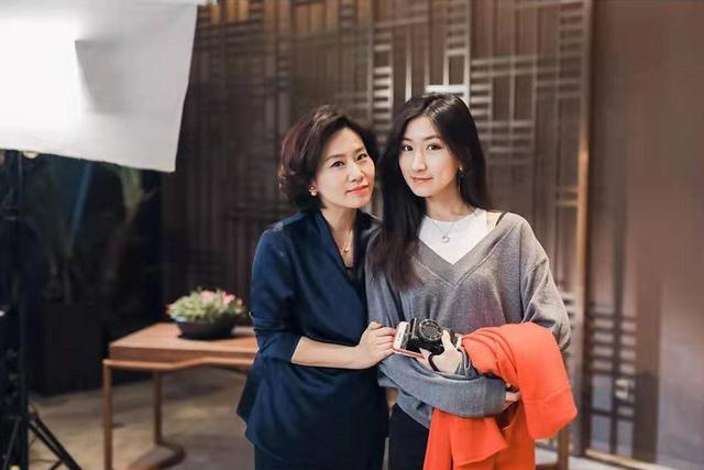 央视女主持史小诺女儿晒照迎新年,皮肤白皙长腿瞩目,母女似姐妹