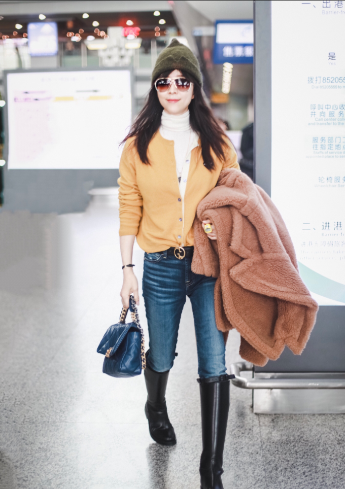 张静初穿毛衣开衫现身机场,干练潇洒,凸显出帅气率性魅力!