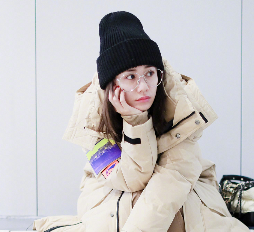 戴银框眼镜毛线帽,托腮嘟嘴可爱呆萌!