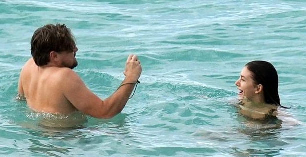 小李子和女友海边戏水,油腻大肚腩没眼看_腾讯新闻