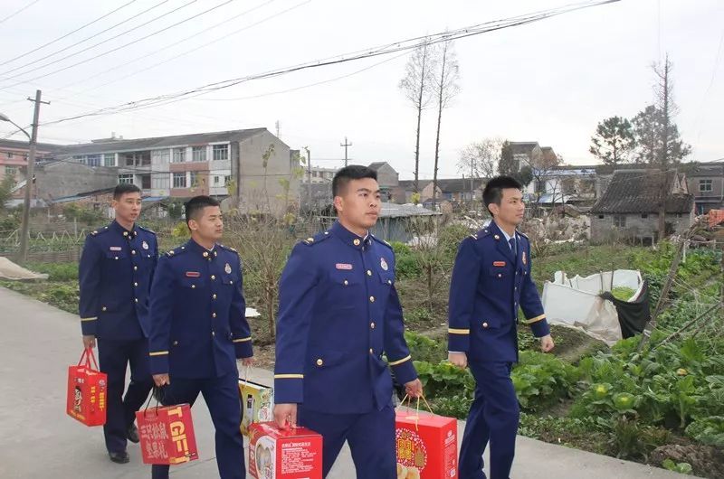 路桥区消防救援大队组织指战员走进路南街道龚雪萍的家中慰问四胞胎