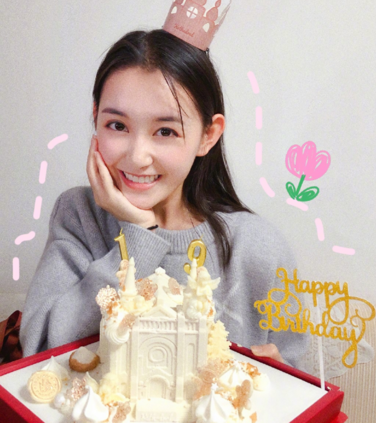 蒋依依19岁生日图片