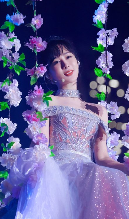 杨紫一袭渐变星空裙惊现跨年夜 高空荡秋千的仙女造型太美了 腾讯新闻