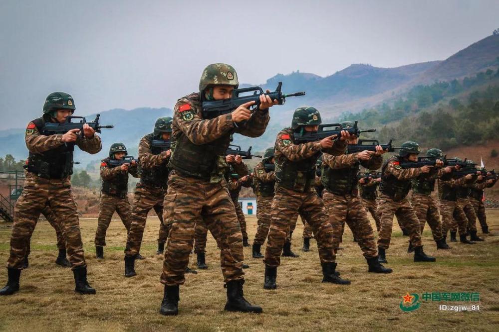 武警永州支队全体官兵全副武装齐聚训练场,参加2020年度开训动员大会