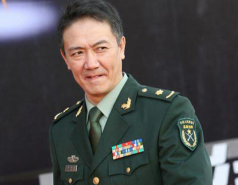 年轻时的"李云龙"有多帅?看他戴眼镜的旧照,瞬间秒杀娱乐圈小鲜肉