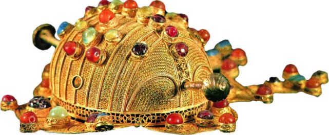 藏于安乡县文物管理所西晋龙纹金带扣长9cm,宽6cm繁花手包其中,花丝