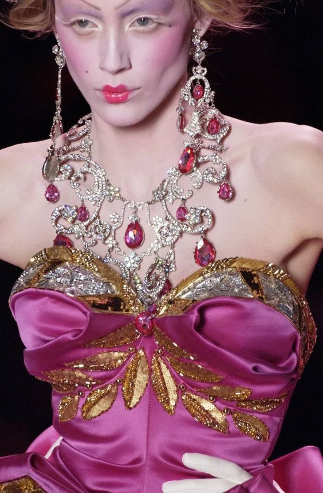 dior 2004秋冬高定秀场:绝代艳后