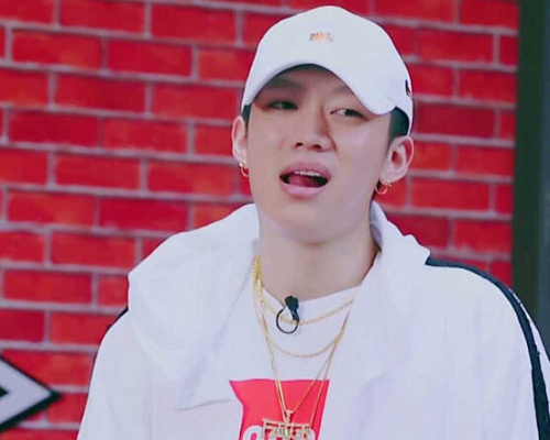 pgone演唱会很帅气,却被一旁打碟女抢镜,眉眼很像李小璐