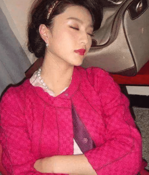 女星睡觉被拍,范冰冰睡姿美艳,杨颖睡姿张大嘴,却都输给了她!