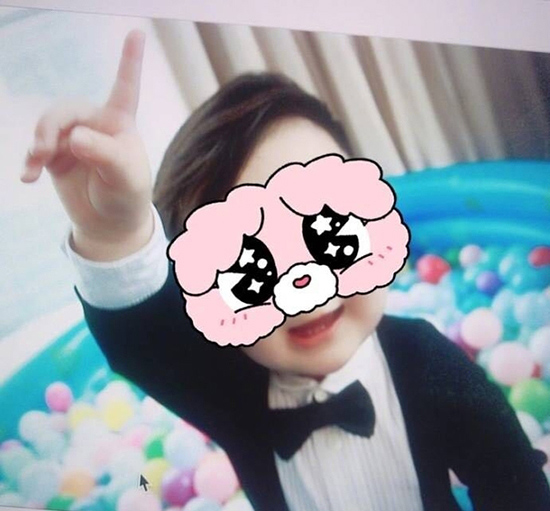 baby晒母子最新合照!2岁小海绵帮妈妈点菜,有一点遗传了黄晓明